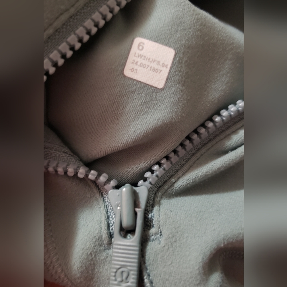 SOLD - Cropped Lulu Define Jacket - Picture 3 of 3